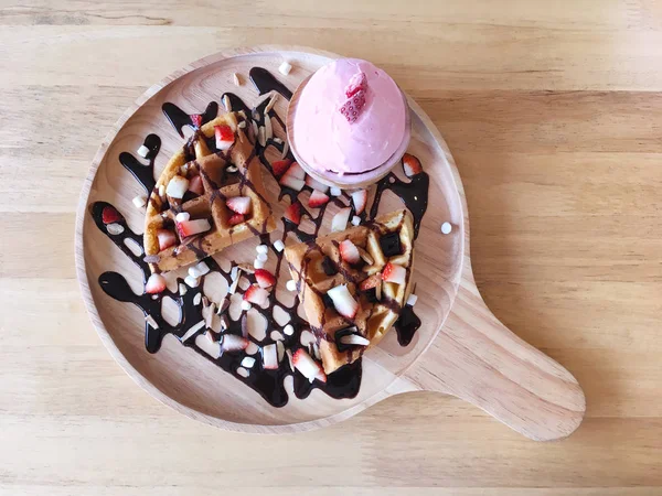 Hausgemachte Waffeln mit Schokoladensoße und Erdbeereis — Stockfoto