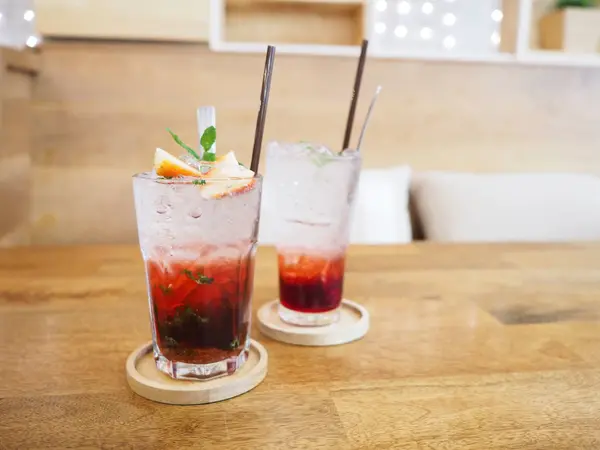 Närbild Glas Jordgubbs Saft Med Soda Trä Tefat Över Träbord — Stockfoto