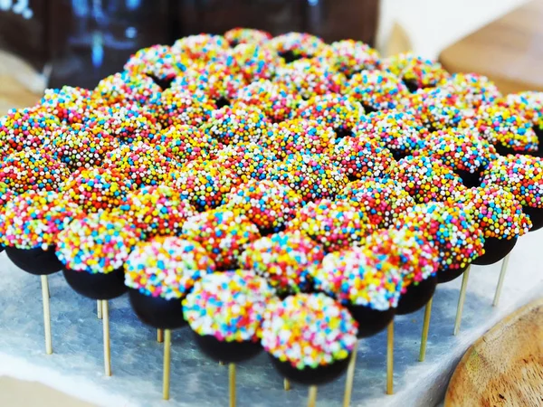 Bolas de chocolate extravagantes com cobertura colorida — Fotografia de Stock