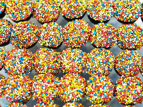Boules de chocolat fantaisie avec garniture colorée — Photo