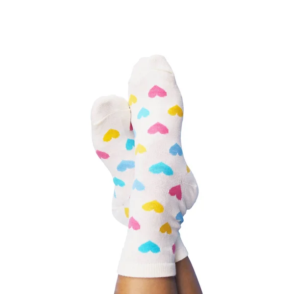 Pieds portant des chaussettes blanches avec motif en forme de coeur pastel — Photo