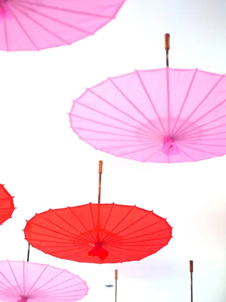 Красный и розовый зонтик висит на потолке . — стоковое фото