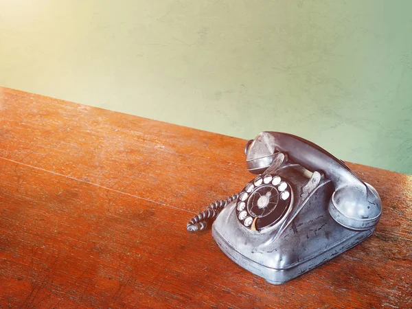 Telefone de discagem vintage na mesa marrom de madeira — Fotografia de Stock