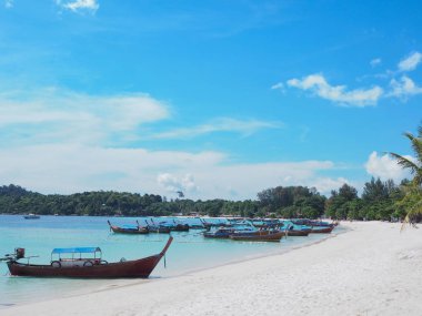 Küçük yerel turistik tekne Denizi Adaları önünde yatıyor. 