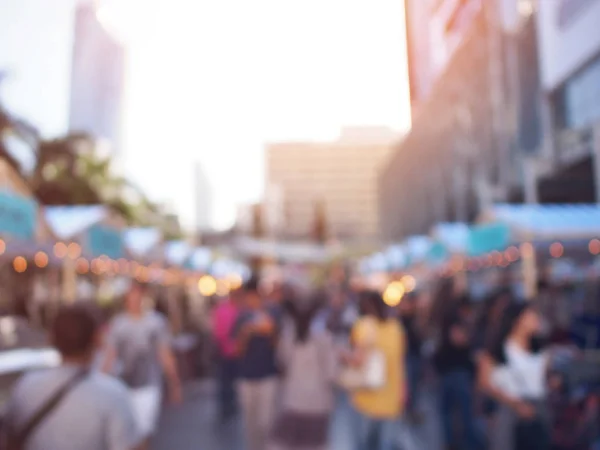 Fondo borroso de la gente caminando y haciendo compras en el mercado — Foto de Stock