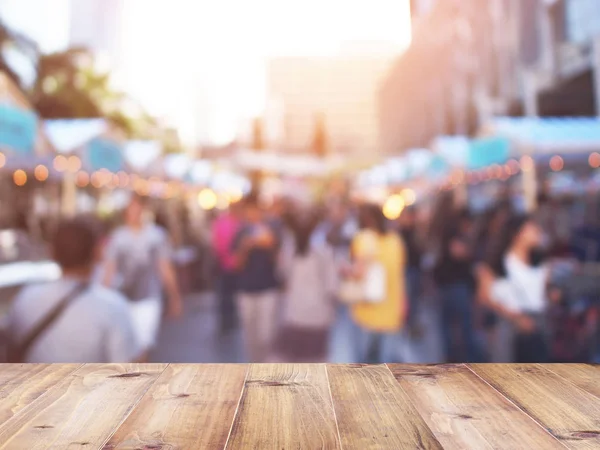 Mesa sobre fondo borroso de las personas que compran en el mercado f — Foto de Stock