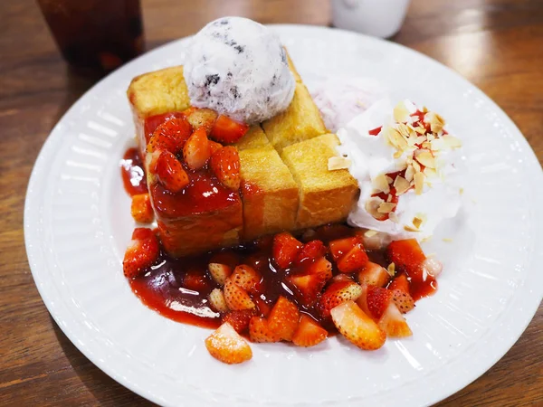 Honung freach toast glass med jordgubbar skivade — Stockfoto