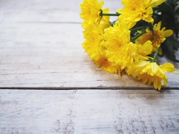 Flores de crisantemos amarillos en madera blanca vintage . —  Fotos de Stock