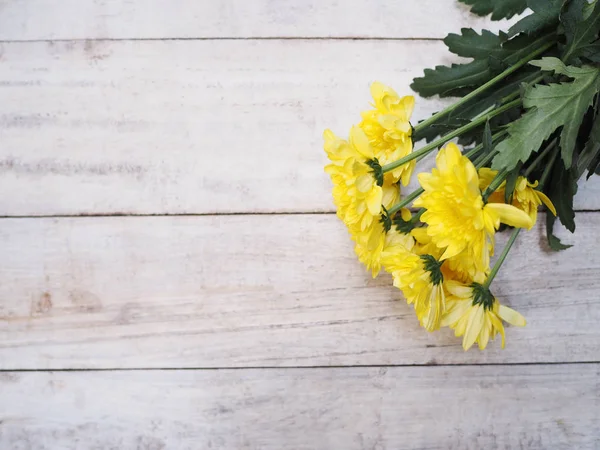 Flores de crisantemos amarillos en madera blanca vintage . —  Fotos de Stock
