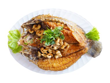 Kızarmış Balık beyaz tabak izole kesmek.