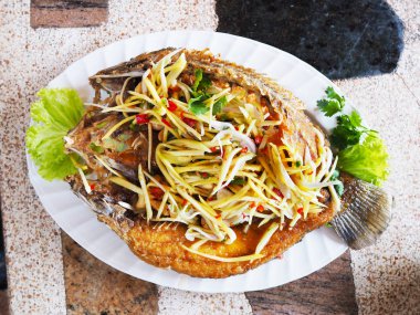 Beyaz tabak kızarmış balık kesmek 