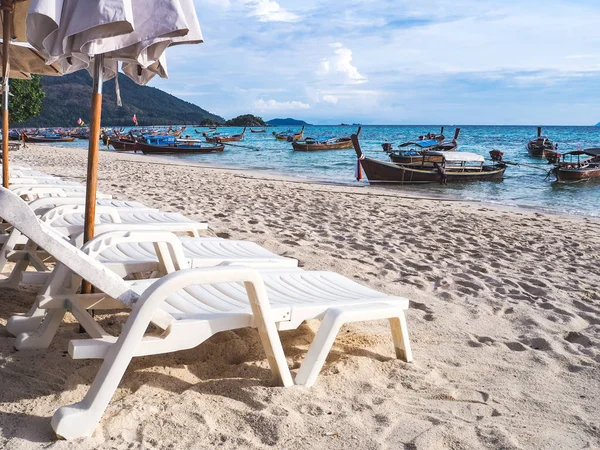 Chaise blanche et parasol sur la plage d'été — Photo