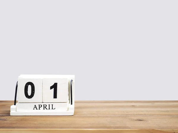 Dřevěný blok kalendář na hnědý dřevěný stůl — Stock fotografie