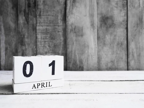 Träkloss kalender på träbord — Stockfoto