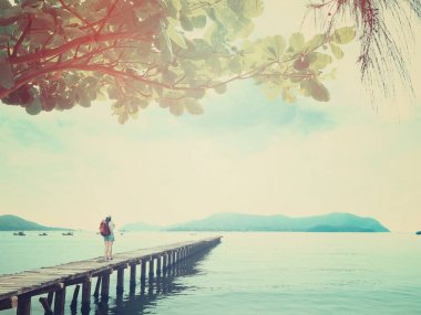 pasta, eski tahta köprüde duran kadın backpacker