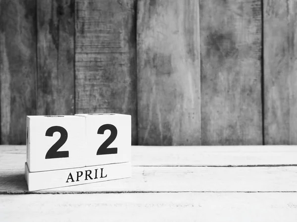 Träkloss kalender på träbord — Stockfoto