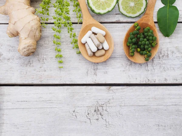 Pil herbal dalam sendok kayu dan herbal — Stok Foto