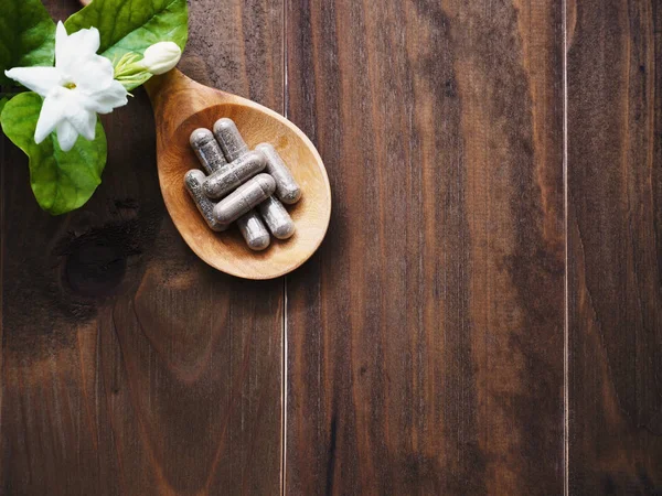 Pillole a base di erbe in cucchiaio di legno — Foto Stock