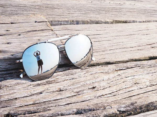Reflektion av blå himmel och moln hjärta form i solglasögon — Stockfoto