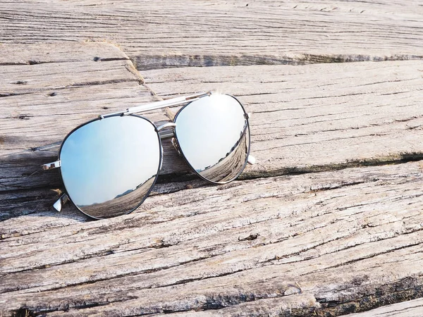 Reflektion i solglasögon på trä bakgrund — Stockfoto