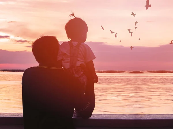 Farfar och hans brorsdotter tittar på seagull fåglar — Stockfoto