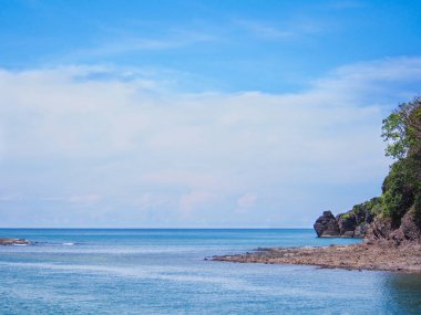 Yaz plaj ve deniz mavi gökyüzü karşı
