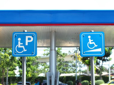 Mavi Engelli işareti benzin istasyonunda otopark.