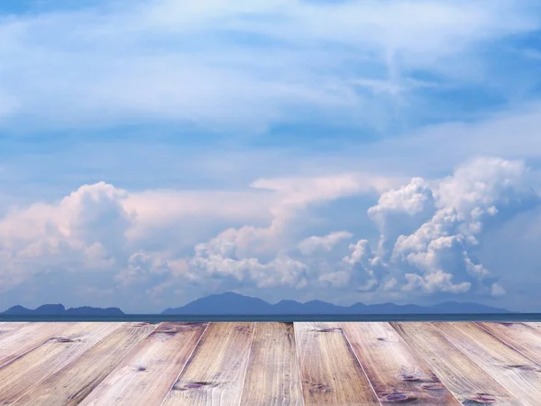 Mesa de madera sobre playa de verano y cielo azul — Foto de Stock