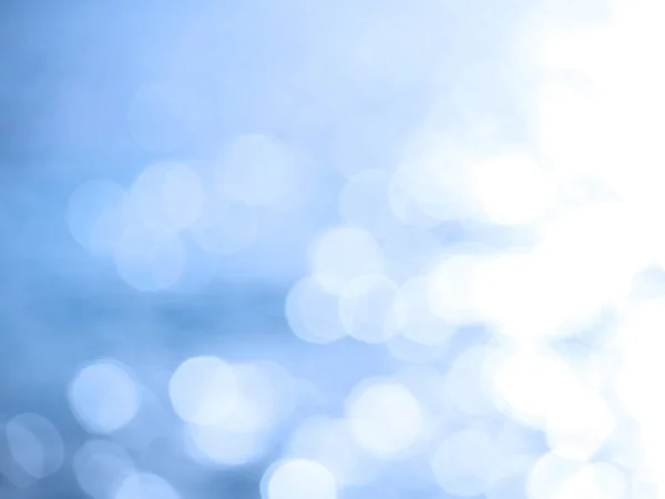 Mavi deniz ve güneş ışığı arka plan bulanıklık — Stok fotoğraf