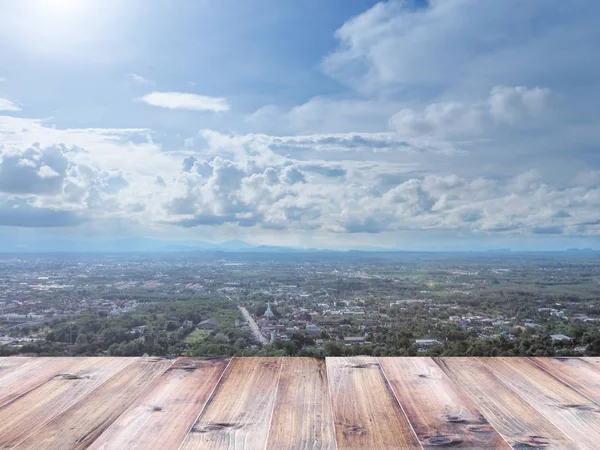 Dřevo stolu nad letecký pohled na asijské Panorama. — Stock fotografie