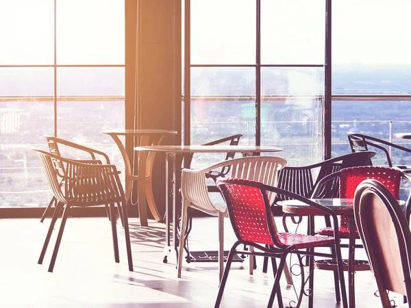 Sillas de metal y mesa en coffeeshop — Foto de Stock