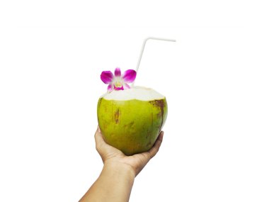 Hindistan cevizi suyu izole tutan el.