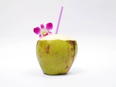 Hindistan cevizi içki bardağı taşıran damla ve orkide 