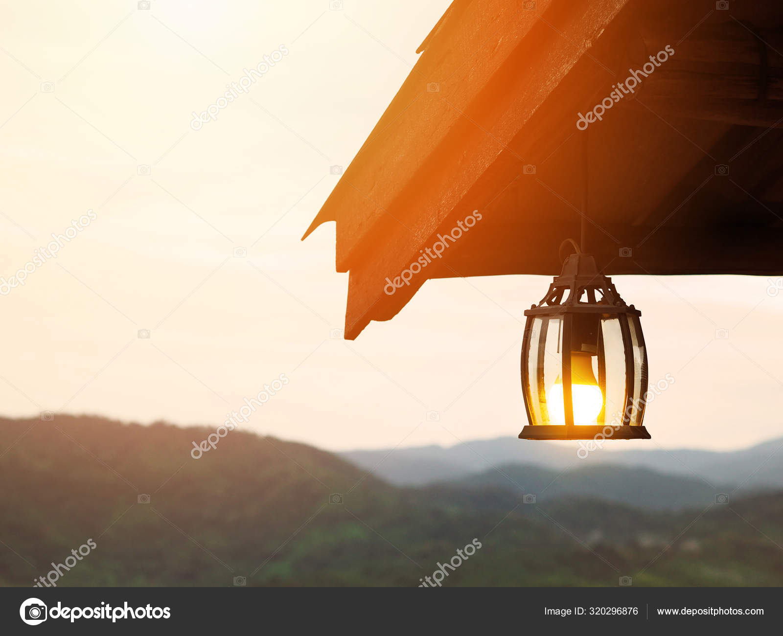 Vintazhnaya Lampa Svisaet S Kryshi Nad Gornym Fonom Stokovaya Fotografiya C P Kanchana Ckachat Kartinku Vintazhnaya Lampa Svisaet S Kryshi Nad Gornym Fonom Stokovaya Fotografiya C P Kanchana Ckachat Kartinku