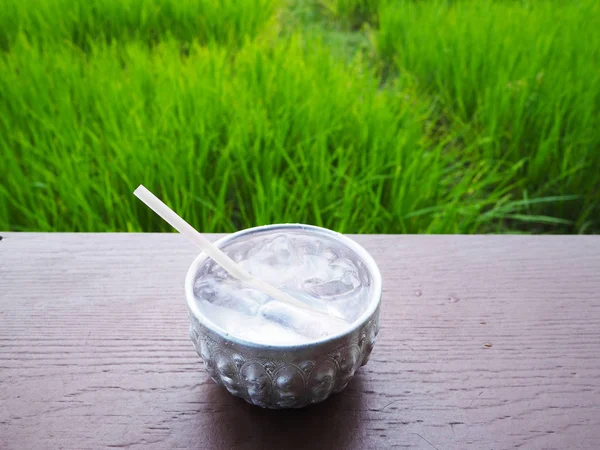Тайская чаша с винтажной водой на фоне рисового поля . — стоковое фото