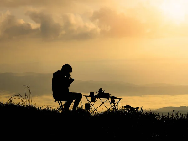 Silhouette homme routard petit déjeuner sur la montagne à su — Photo