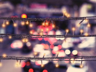 Led ışıklandırma ve tel dekorasyonunu bulanık arkaplan üzerine kapat