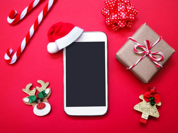 Noel Baba şapkası ve Noel süsüyle cep telefonunu kapat.