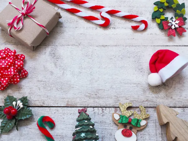 Decoraciones navideñas con adornos tradicionales en vinta blanca —  Fotos de Stock