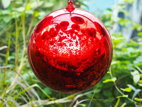 Висячий червоний м'яч Різдвяний орнамент з відображенням — стокове фото