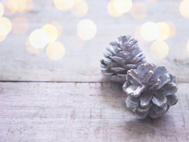 Beyaz çam kozalağını altın bokeh ile birlikte antika ahşap üzerine kapatın.. 