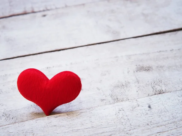 Close up morbida forma di cuore rosso su sfondo bianco vecchio legno . — Foto Stock