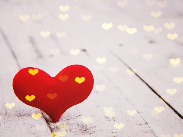 Fermer en forme de coeur rouge doux sur fond de vieux bois blanc . — Photo