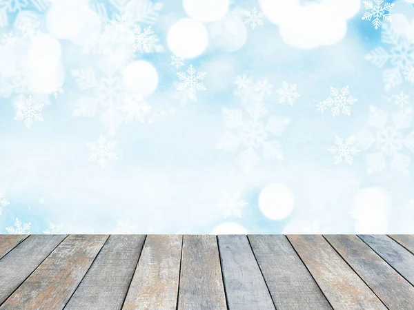 Dřevěný stůl top přes abstraktní vánoční modré pozadí s wh — Stock fotografie