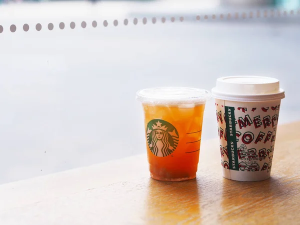 Chongqing Kina December 2019 Starbucks Engångskopp För Julfirande Träbord Närheten — Stockfoto