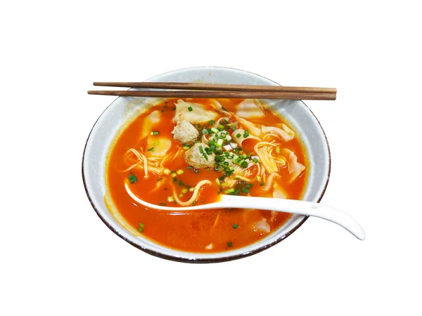 Kinesisk nudel och tomatsoppa med fläskbollar i vit skål iso — Stockfoto