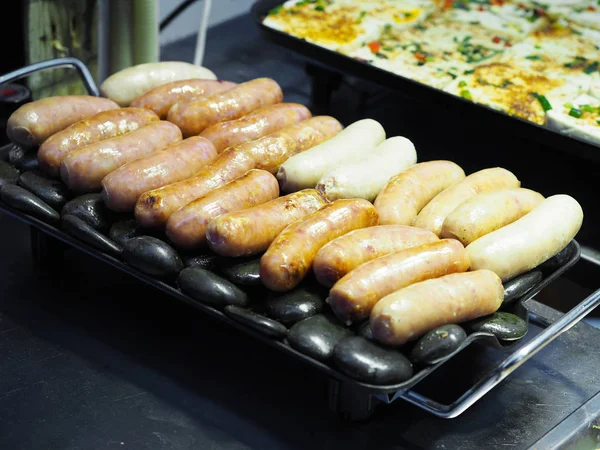 Salchichas chinas en el bazar nocturno de comida en China . — Foto de Stock