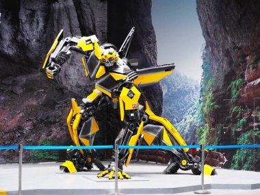 Bumblebee Robot Modeli Wulong Karst Otobüs Turu 'ndaki sergi salonunda.