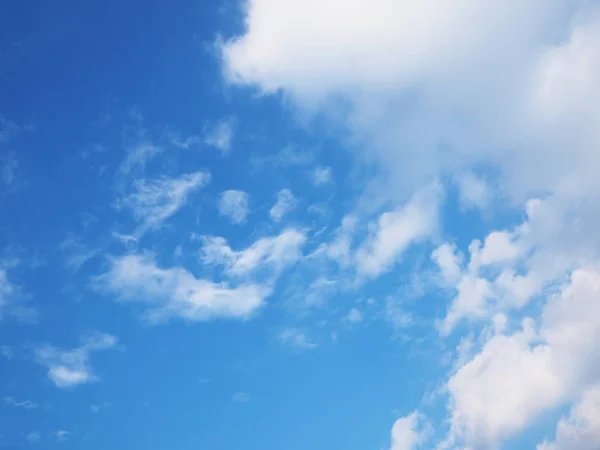 Céu azul e nuvem branca — Fotografia de Stock