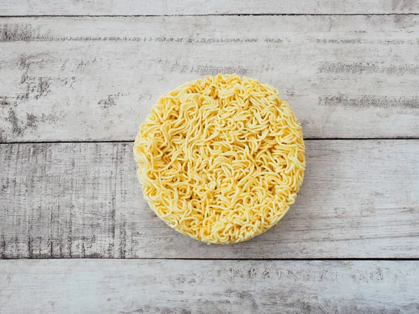 Top view of instant noodles on white wood background. — Stock Photo, Image